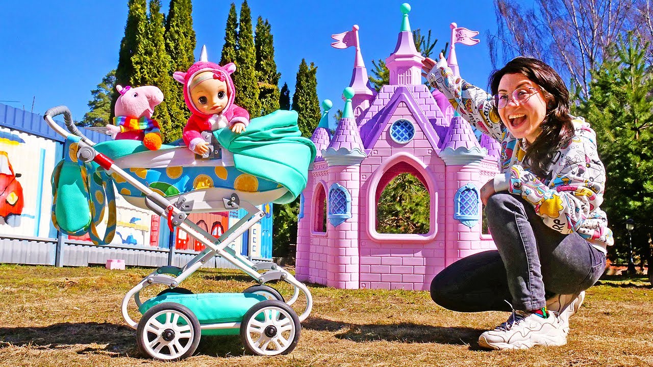 Las chicas eligen coche para la muñeca. ¿Cuál es mejor? Episodios de Peppa y los bebés para niñas.
