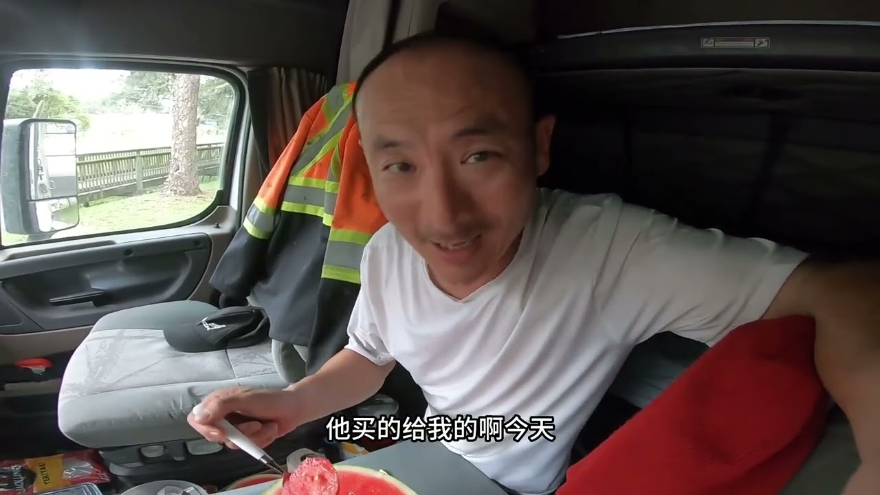 40度的天气还坚持工作 粉丝投喂西瓜立大功 #货车司机的生活 #卡车司机的日常 #卡友生活 #货车司机的心酸