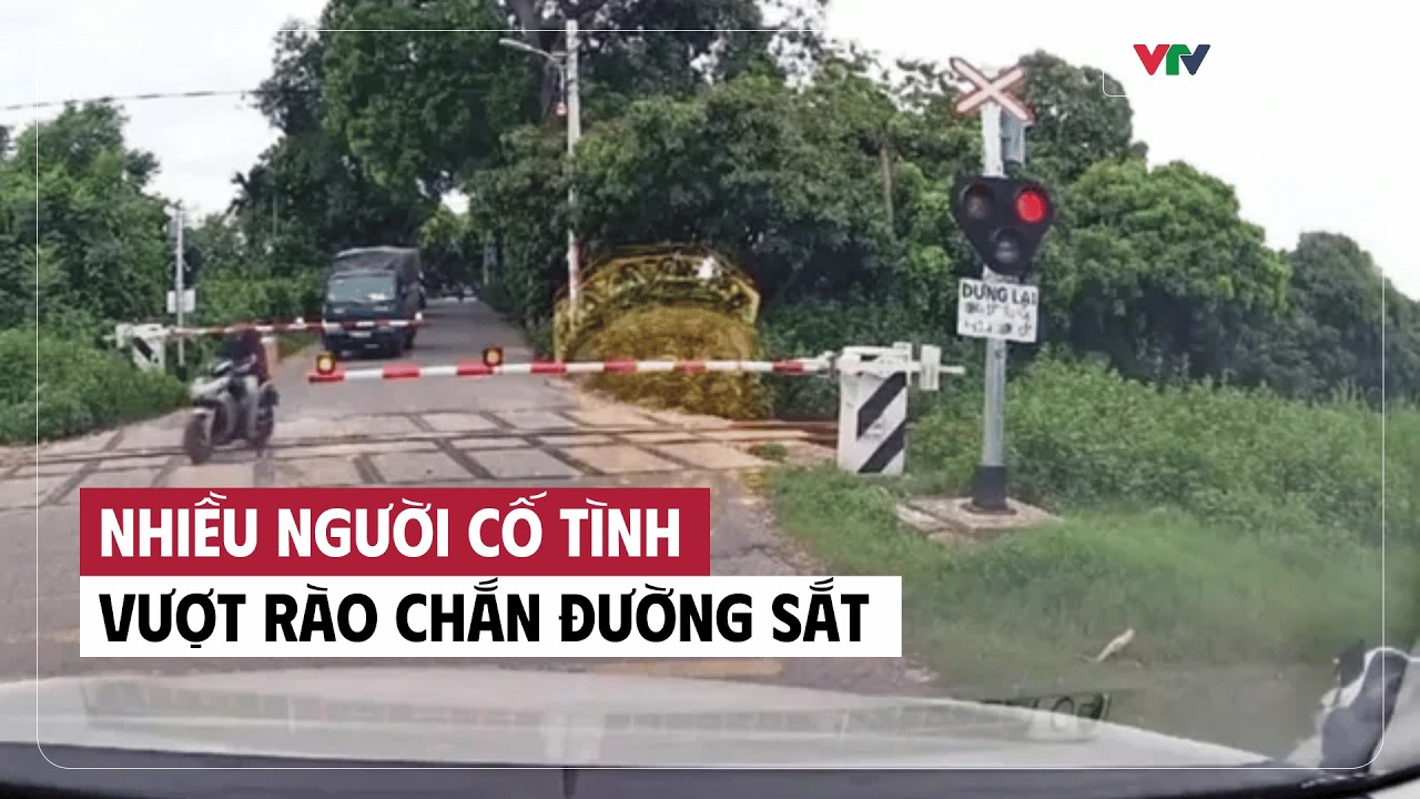 Nhiều người cố tình vượt rào chắn đường sắt | VTV Times