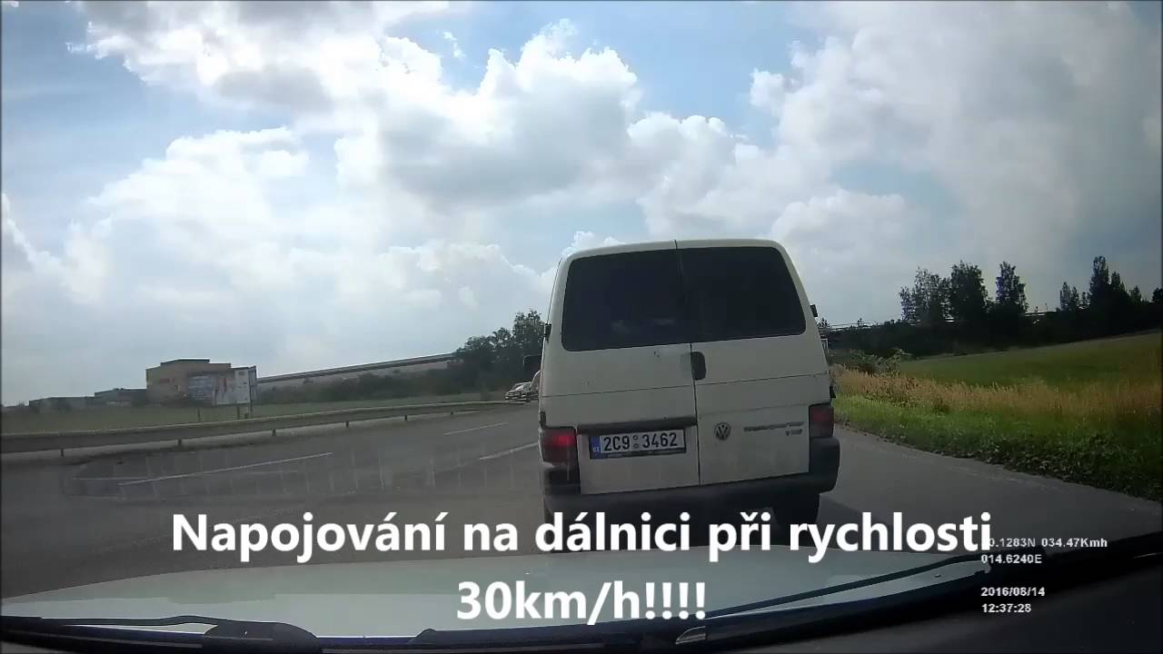 2C93462 m&aacute;me způsobil hromadnou nehodu na d&aacute;lnici u Horn&iacute;ch Počernic