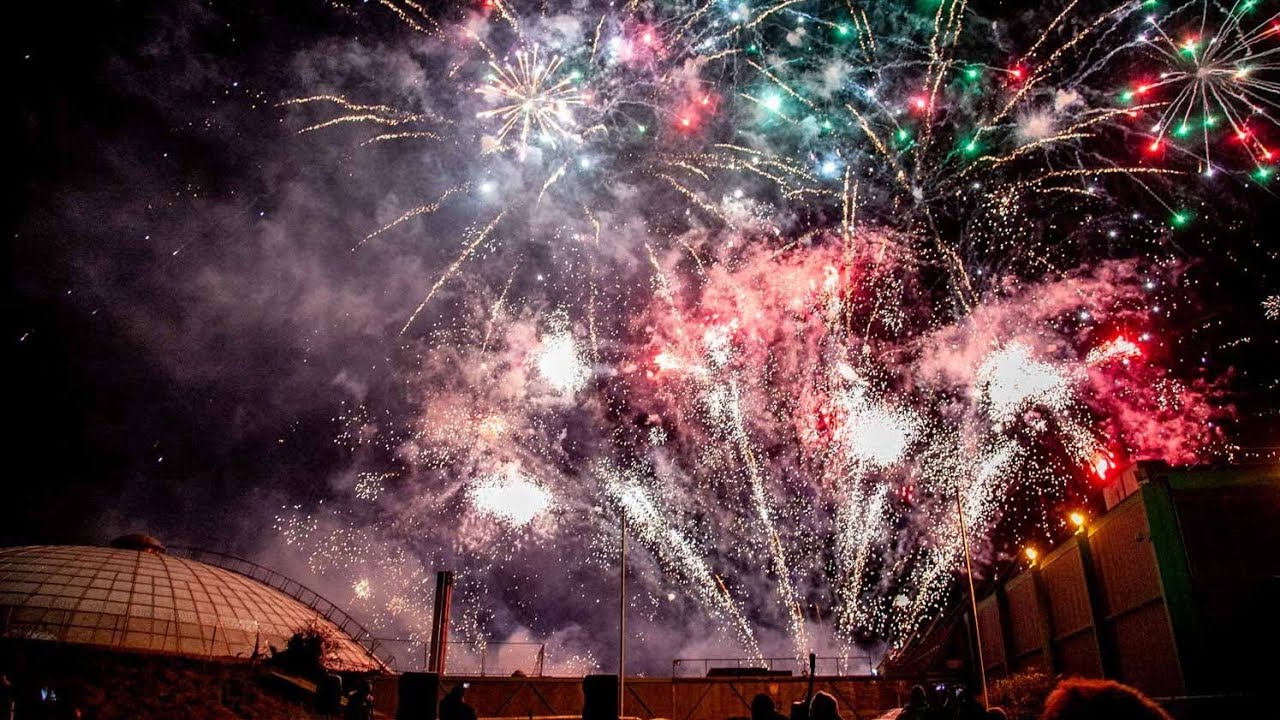Swindon Oasis Leisure Centre 50th Fireworks Countdown and display - 1st Jan 2026