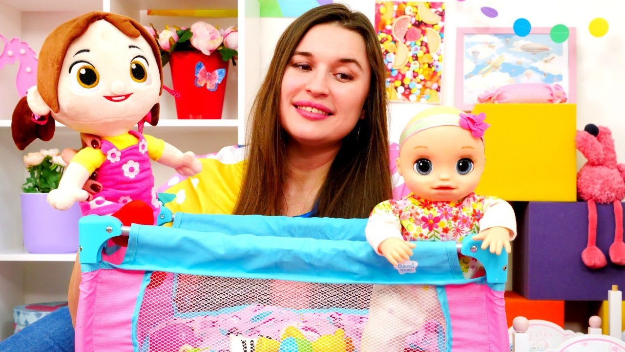 Kız oyunları. Niloya oyuncak, oyuncak bebek için oyun alanı kuruyor. Bebek bakma oyunu.