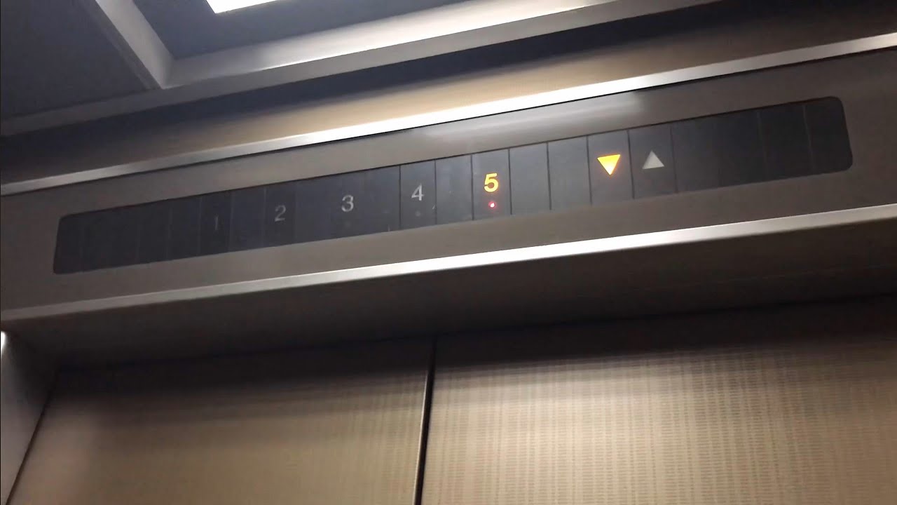 世田谷区某ビルのエレベーター