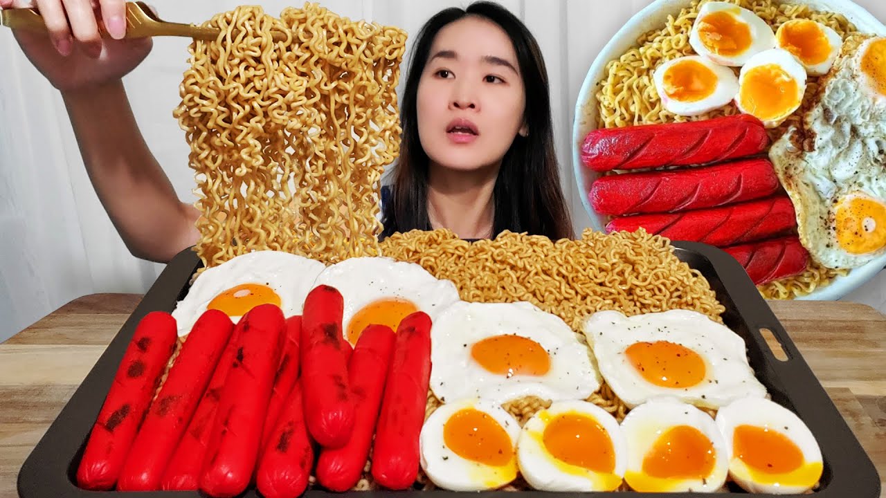 Eating The PERFECT Filipino Midnight Snack! Lucky Me Pancit Canton Noodles w/ Hot Dogs & Fried Eggs