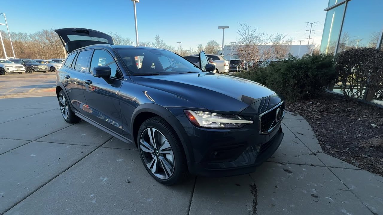 2026 Volvo V60 Cross Country Plus Highland Park, Evanston, Deerfield, Lake Forest, Winnetka, IL