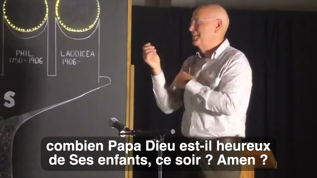 Fr Joseph présente l'équipe de Creations : Les Soeurs qui enseignent et préparent les projets