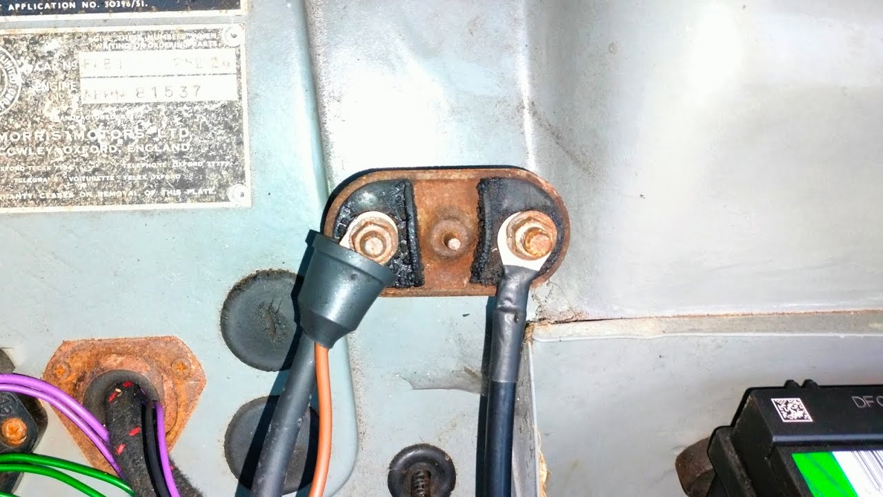 Morris Minor Level 1: Using the engine bay starter button