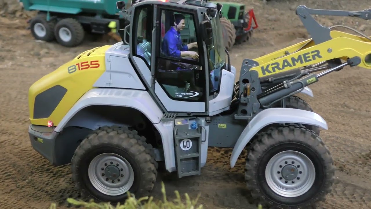 Kramer 8155 builds a wall