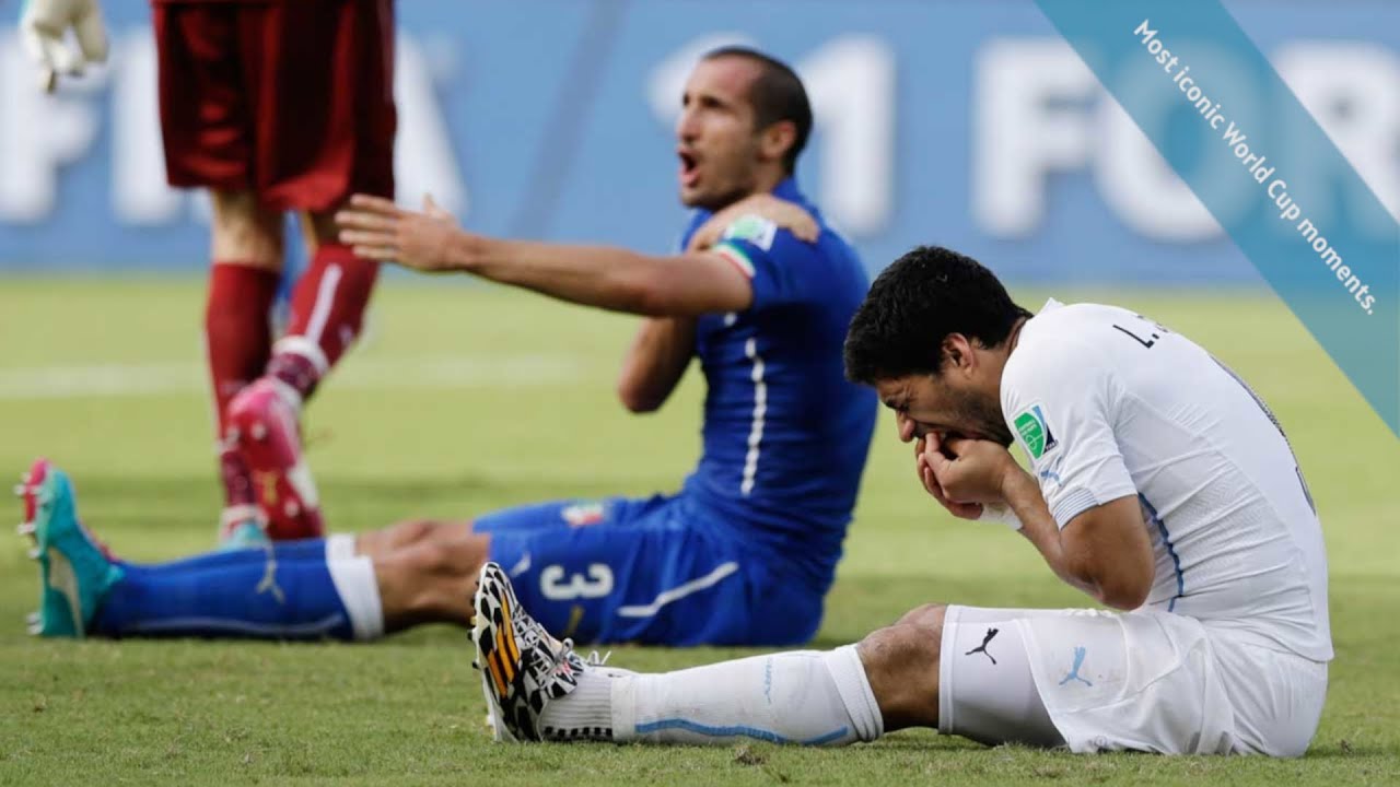 Luis Su&aacute;rez bites Giorgio Chiellini in 2014. Most iconic World Cup moments.