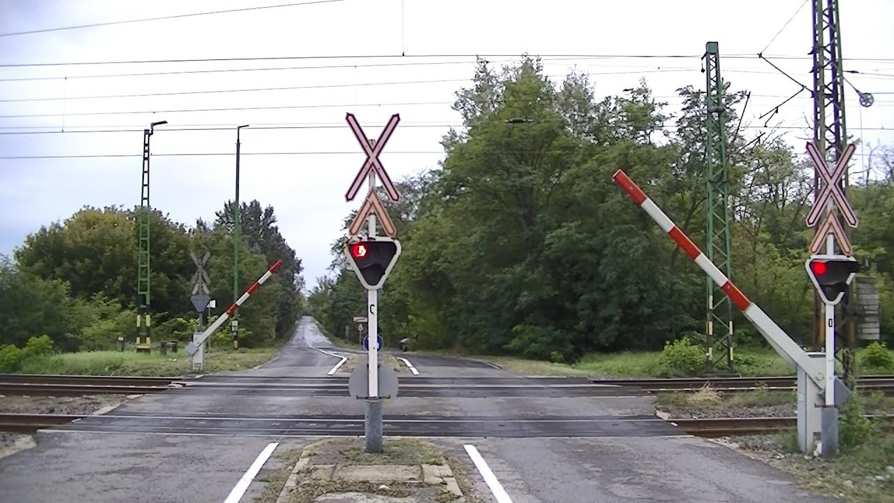 Spoorwegovergang Almásfüzitő (H) // Railroad crossing // Vasúti átjáró
