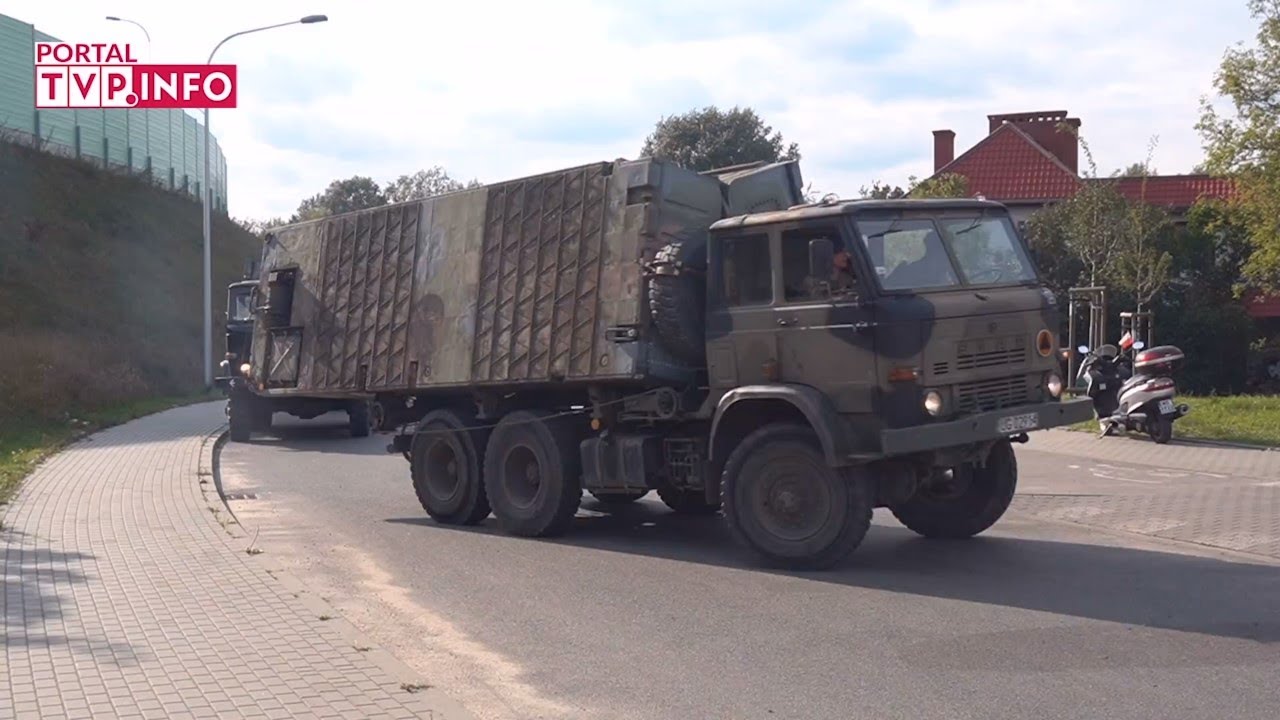 Warszawa - tak powstaje most pontonowy na Wiśle