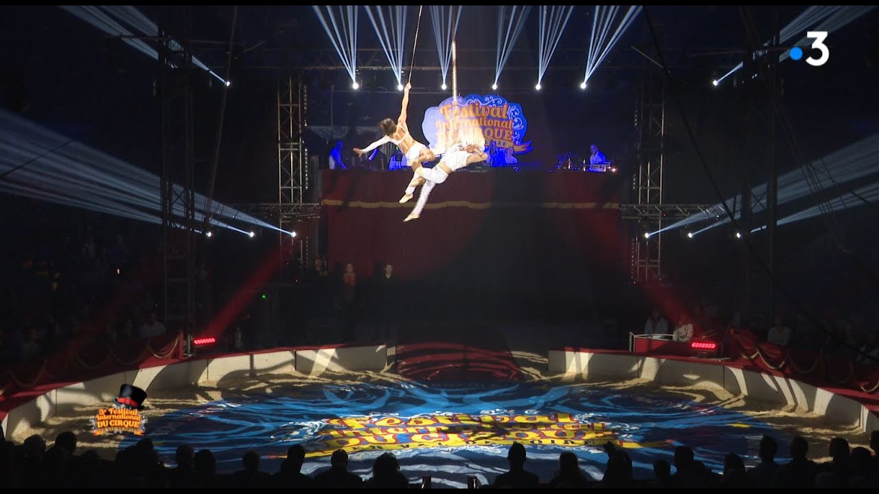 Cirque : numéro d'acrobaties avec sangles aériennes avec 