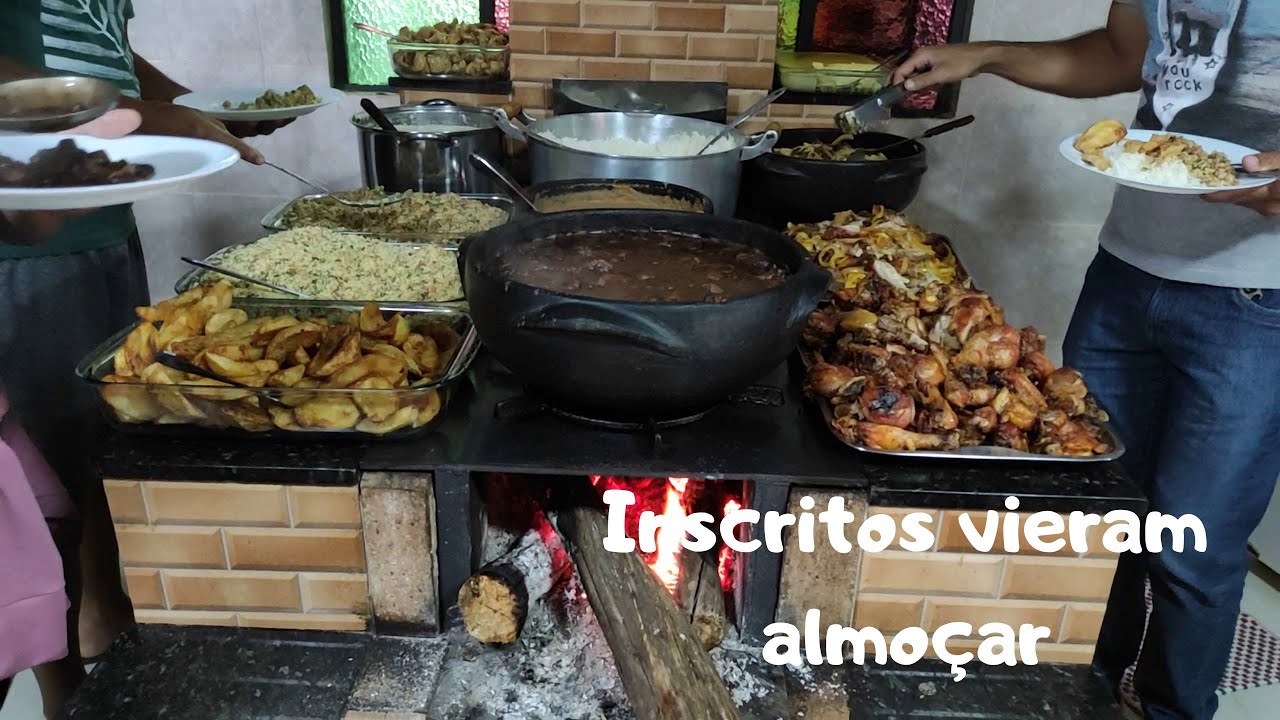 NINGUÉM RESISTE COMIDA MINEIRA FEITA NO FOGÃO A LENHA.
