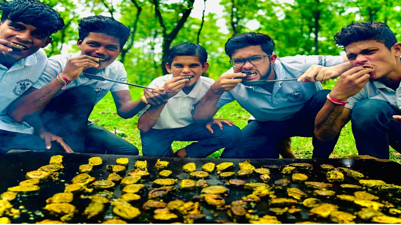 Vidarbha Boys🧒💚| Make Tasty😋Patra Or Pathrode (अरबी के पत्ते, अळूवडी) From Taro Root |#cooking 
