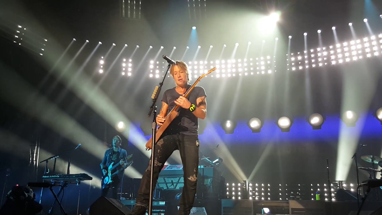 Keith urban...Somewhere in My Car 10/29/2016 Toledo, Ohio Huntington center