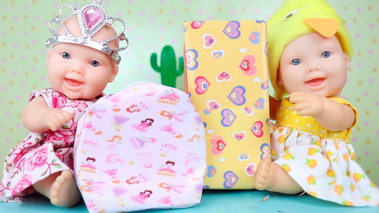 MEGIE E MIA ABREM PRESENTES DO DIA DAS CRIANÇAS!