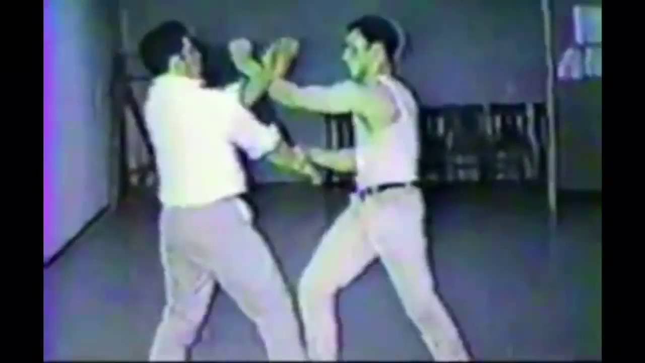 Bruce Lee Pak Sao Crossing Arms