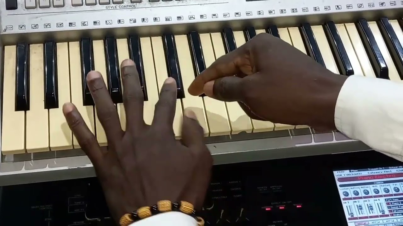 How to play the Keyboard without a Bassist | Bass line tutorial