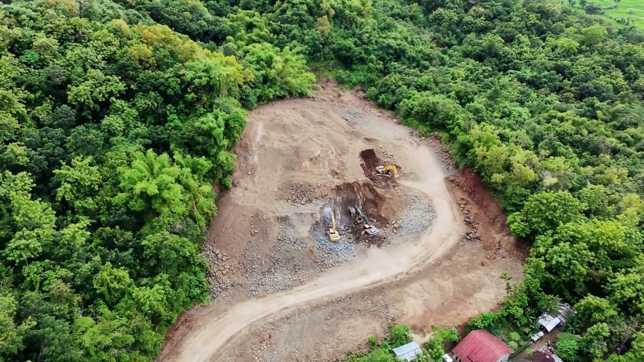 Sisi laen pemandangan bukit indah yang menghijau