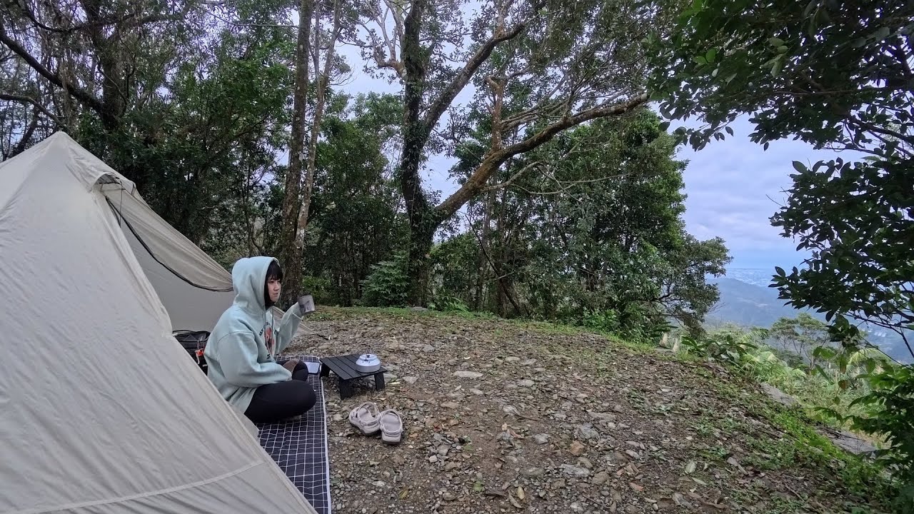 《🛵⛺️機車露營》宜蘭礁溪/杉林奇蹟露營區-獨自一人衝上接近原始的森林享受夜景🌳🌃/包場-半野營露營區🏕️