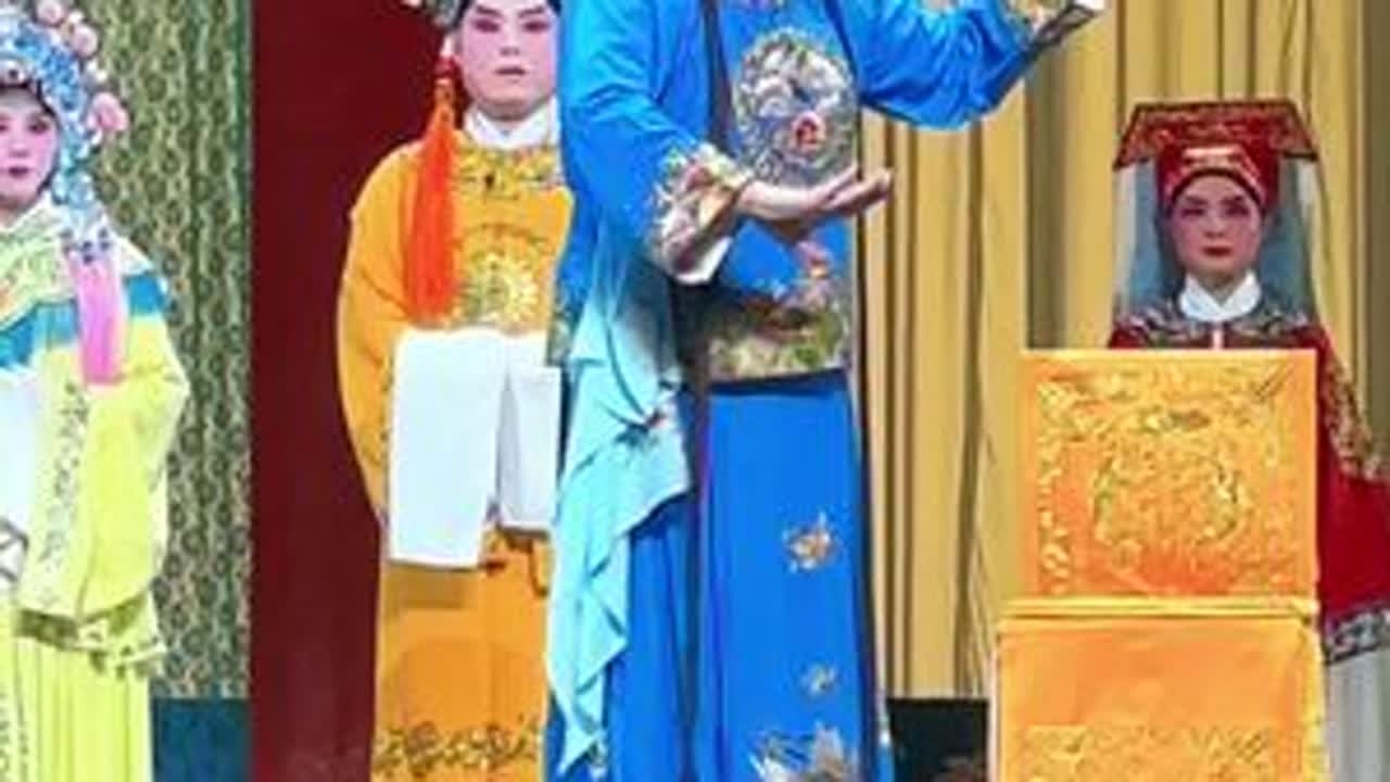 2025年4月26日 洛阳豫剧院一团在郑州大剧院演出马派名剧《花打朝》 洛阳豫剧院院长、国家一级演员、马派亲传弟子关美利饰演七奶奶 演唱“打开了功劳簿仔细观看”#演出现场视频 #戏曲也抖音 #弘...