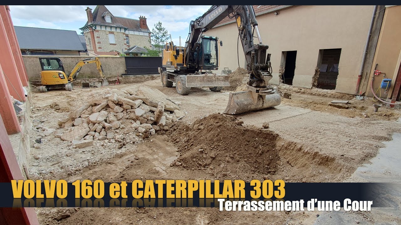 VOLVO 160 Terrassement d'une cour (Démolition de l'ancienne dalle et evac)