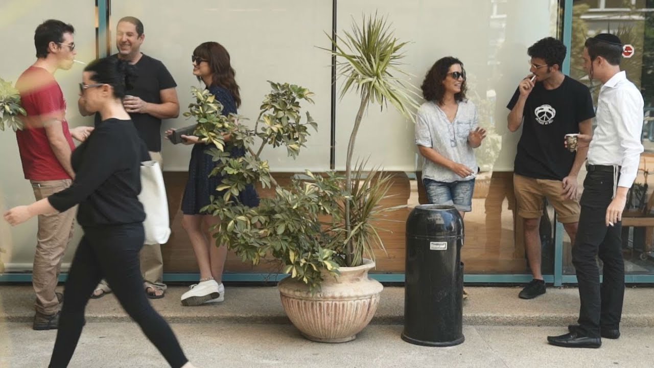 האם המעשנים נהנים מחיי חברה מגניבים יותר?