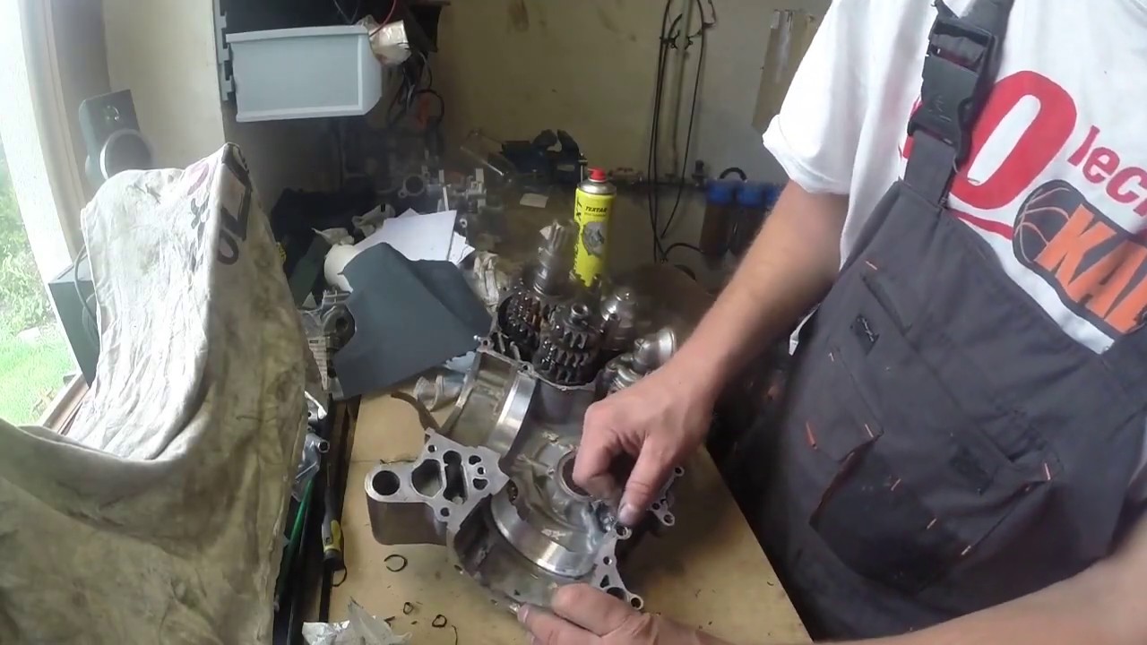 Aprilia SXV   Engine Rebuild   01  cases clean up