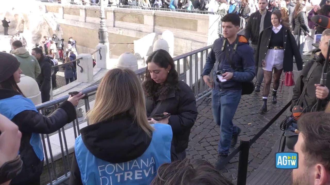 Alla FONTANA DI TREVI col biglietto. I turisti A ROMA: 
