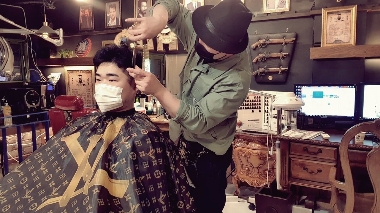 E19.A man with a military hairstyle, but with dignity and strength. skin fade Side part hair style