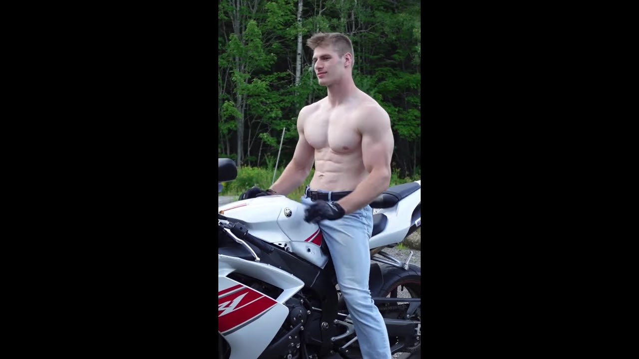 Muscualar Male Shows Off His Muscles - patrick.leb 