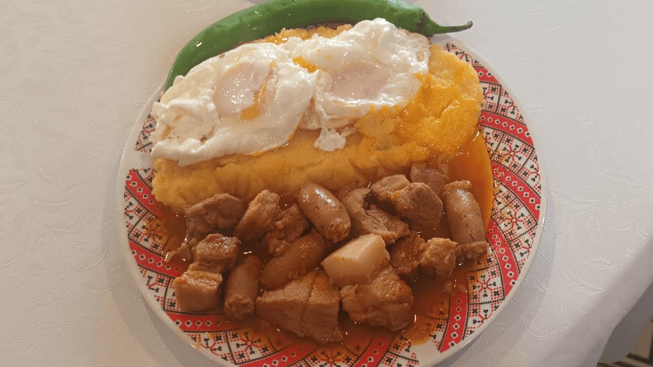 TOCHITURA DIN CARNE DE PORC CU MAMALIGUTA, OU SI CASTRAVETI MURATI