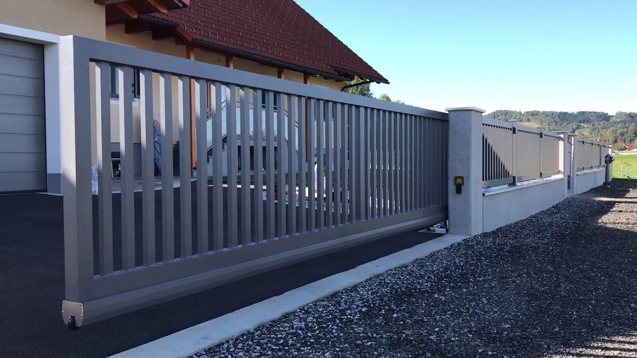 Zauninger Schiebetor freistehend in Laufschiene