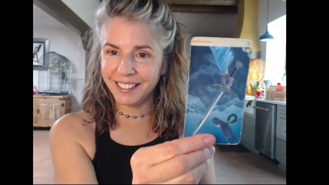 This person🤡 couldn't control you, so they controlled how others saw you. Buh-bye👋 GLOWUP 🌟🙌 #tarot