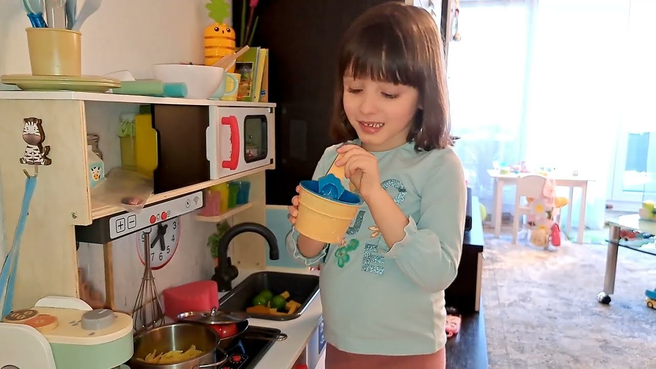 Аня варит вермишель для куклы