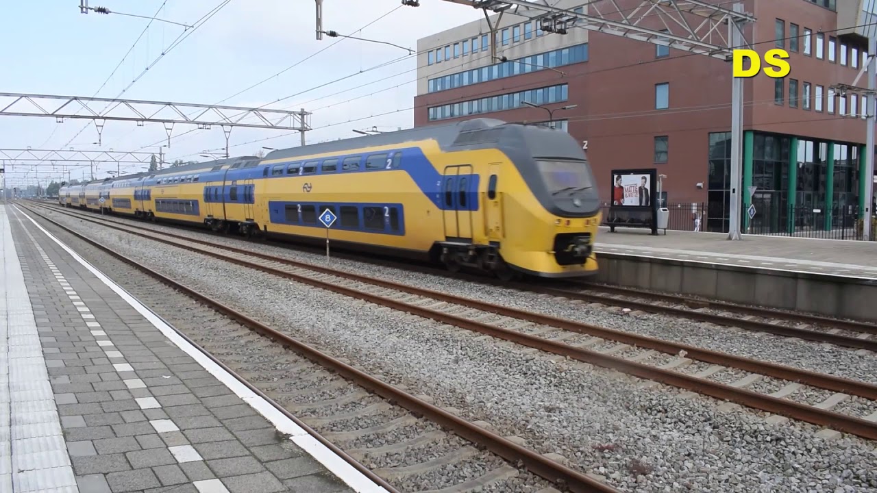 Vertrek en aankomst Station NS Zaandam