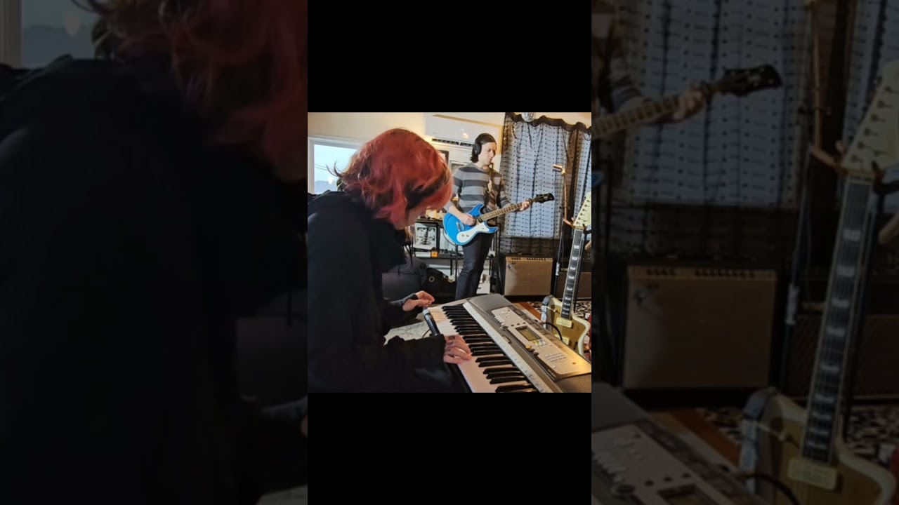 Tiny bit o' the Twin Peaks theme