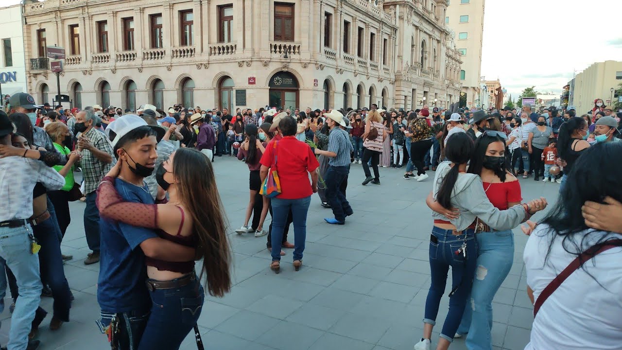 Toda una tradición los bailes en la plaza de armas de Chihuahua 💃 🎵 🕺