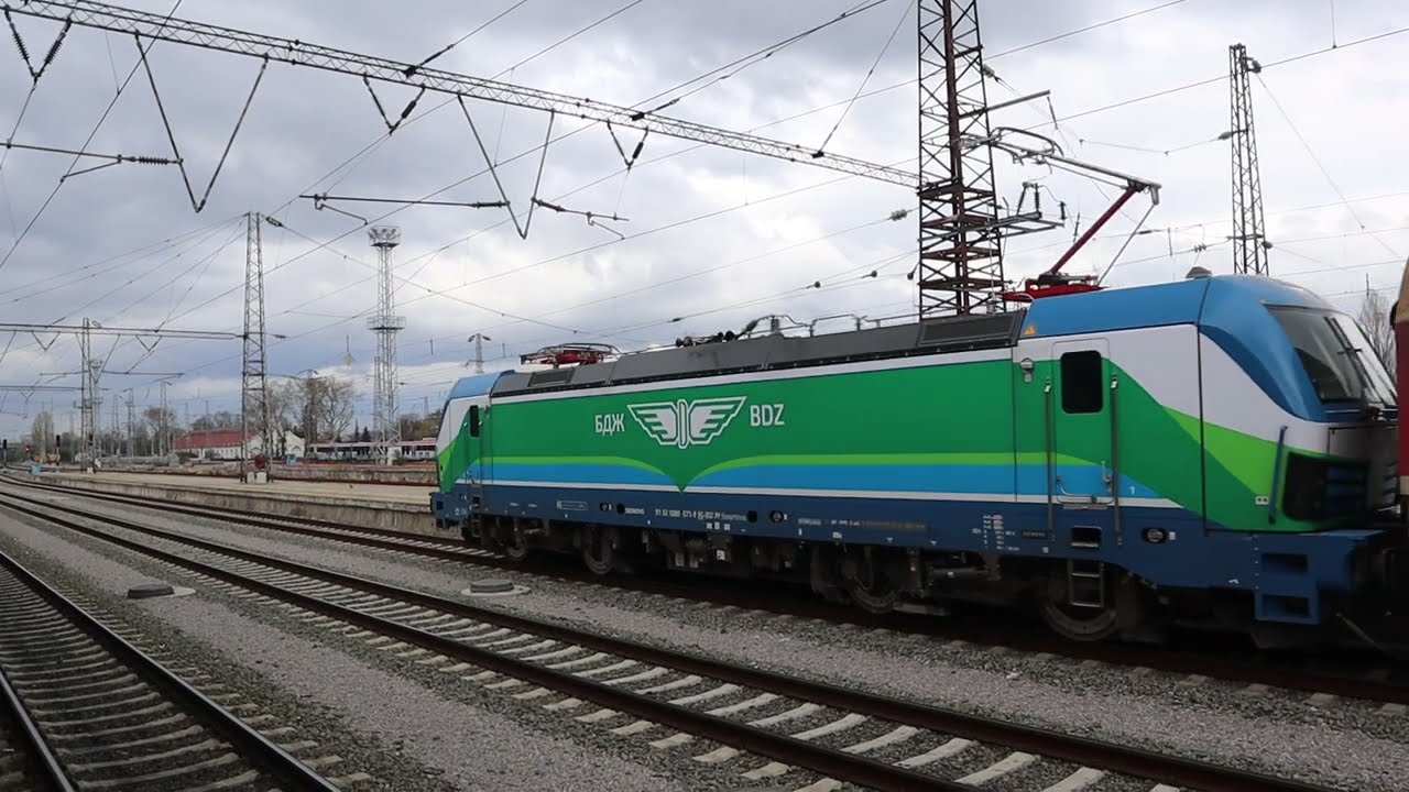 БВ 5613 и КПВ 50233 потеглят от Централна гара София с локомотиви 80 071 и 46 221...