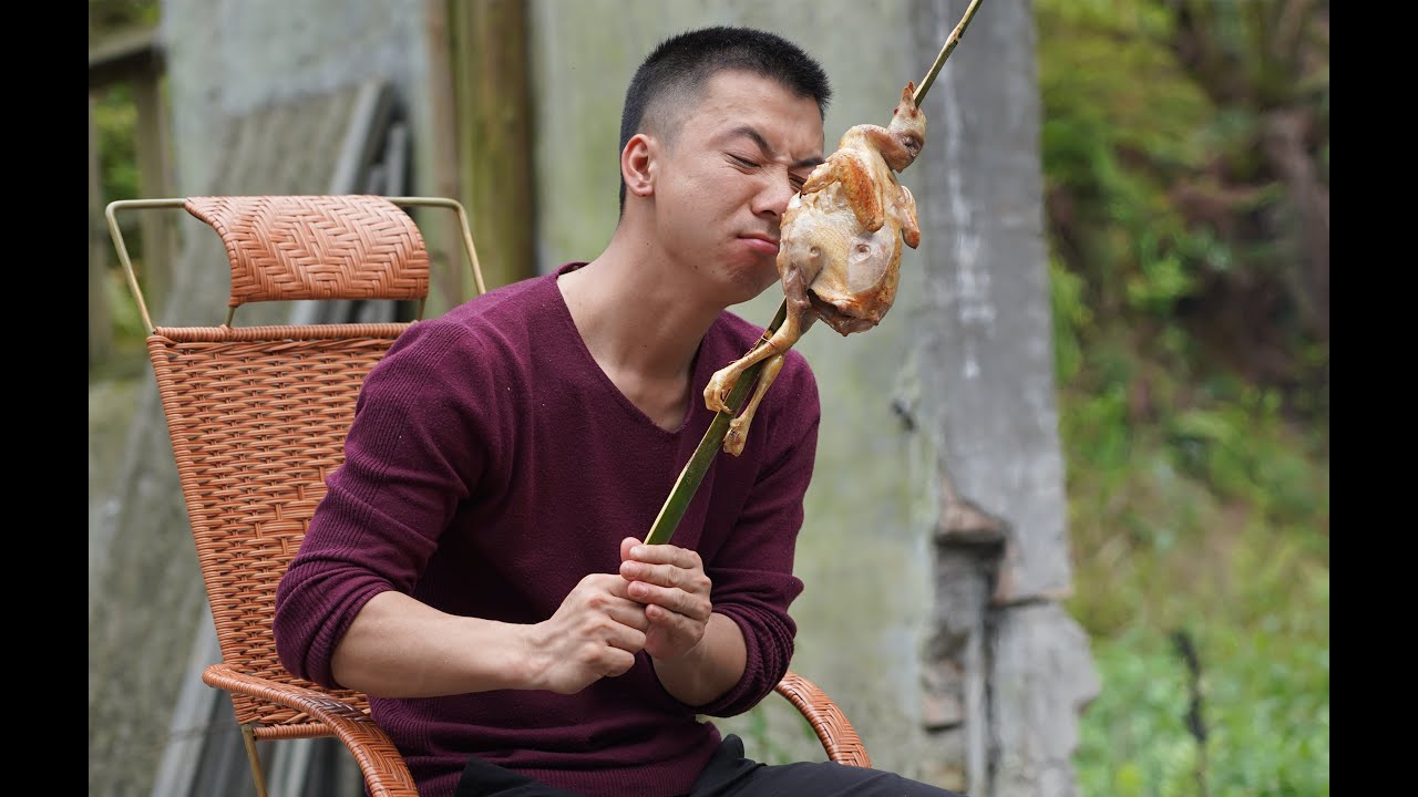 华农兄弟：兄弟送了点蜂蜜给我们，抓只鸡来做蜜汁烤鸡
