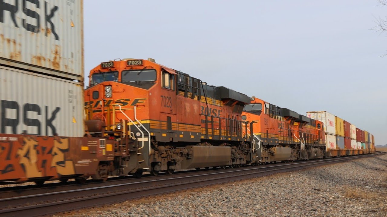 🇺🇸 3-Mile Long, 6-Engine Freight Train Picking up Speed! 🇺🇸 