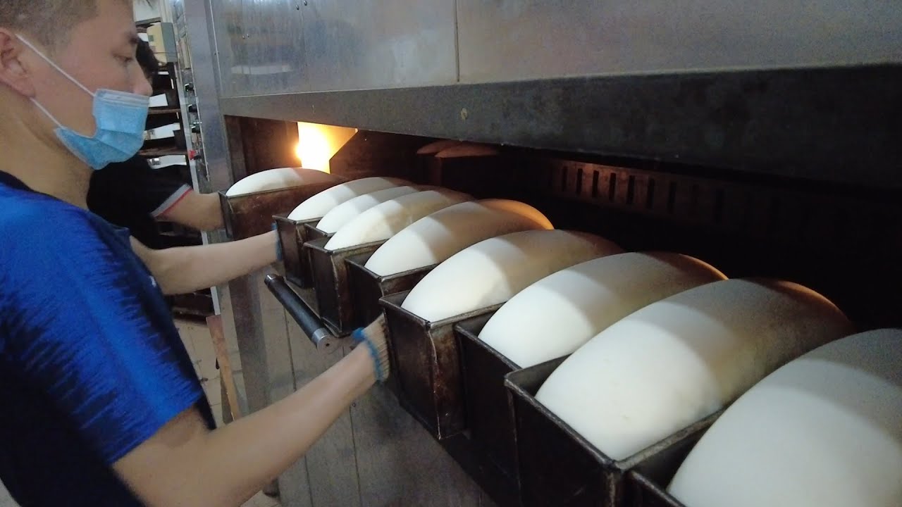 SINGAPORE OLD SCHOOL BAKERY - PART 2 | Freshly Baked Traditional LOAVES @SINGAPORE JIE BAKERY.