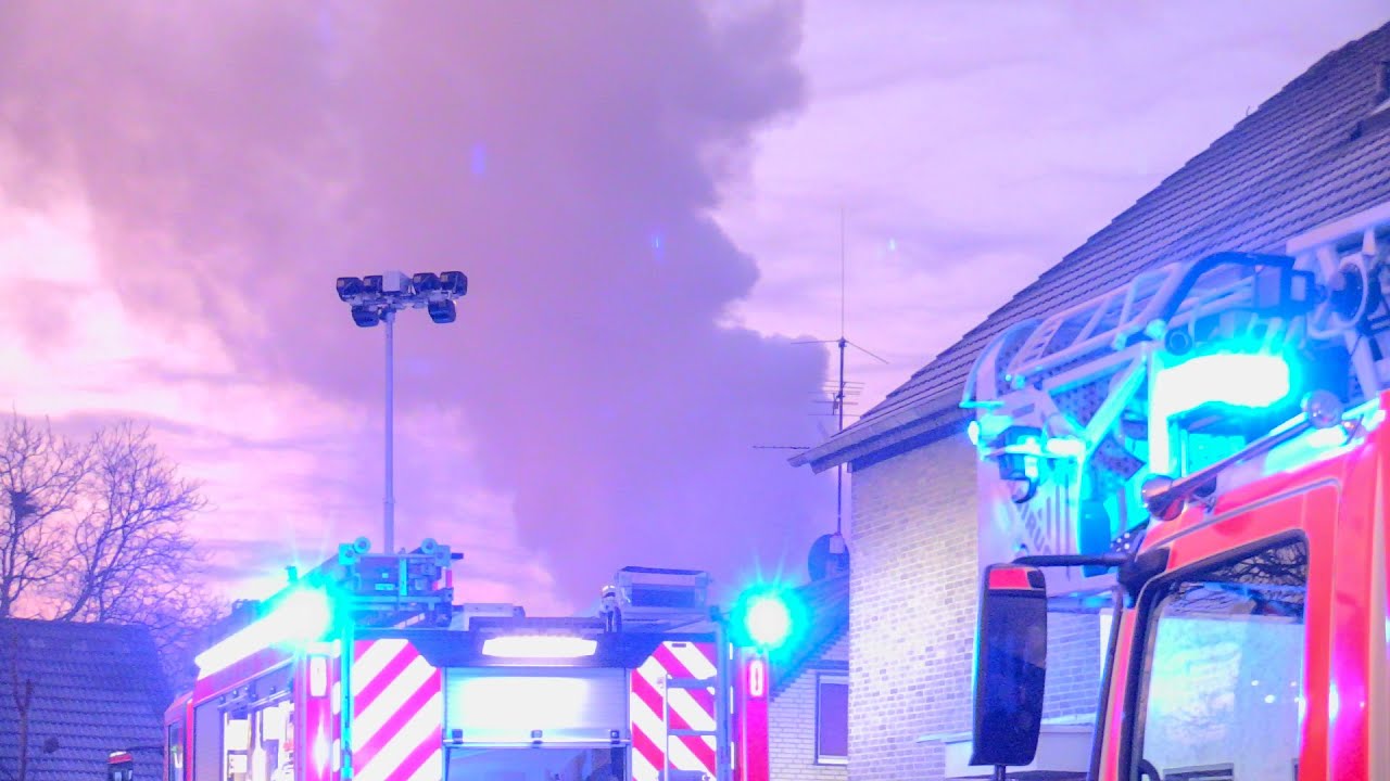 [WOHNHAUSBRAND AUF BAUERNHOF] - Starke Rauchentwicklung | Großeinsatz der Feuerwehr Hilden -