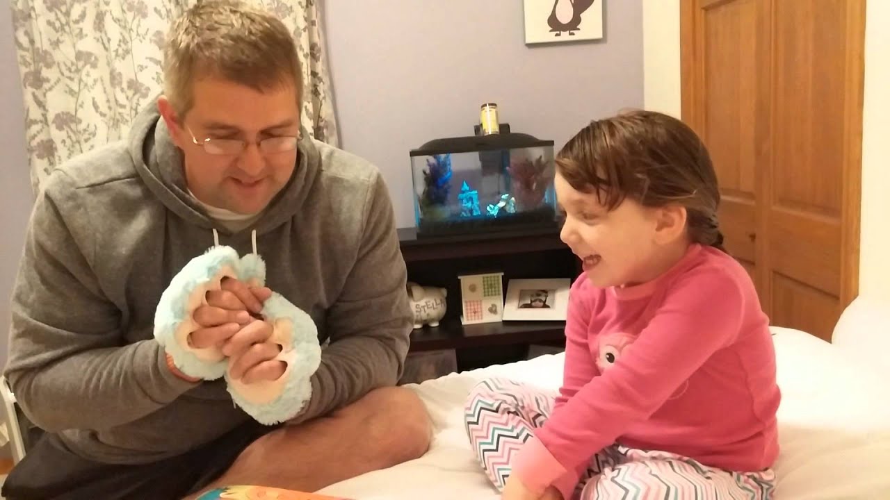 Daddy reading Stella the tickle book😀