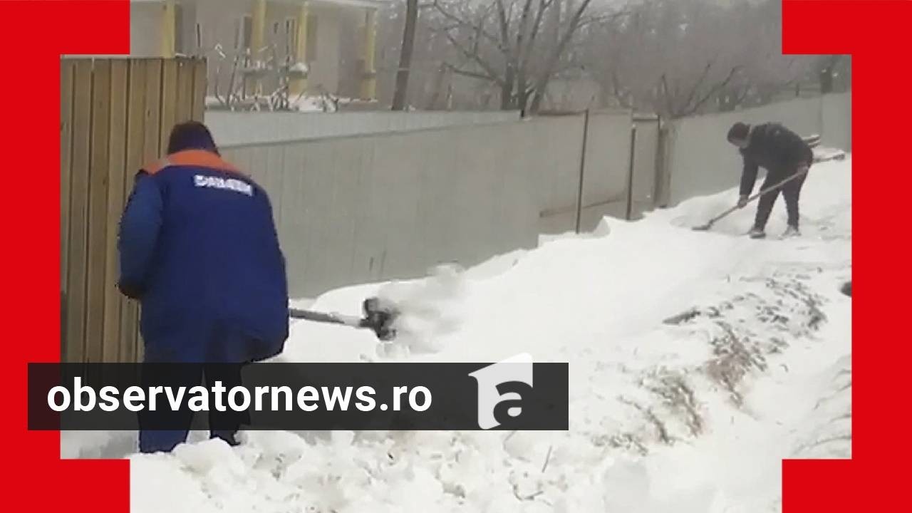 Lecţie de solidaritate într-o comună din ţară. Beneficiarii de ajutor social au ieşit la dat zăpada
