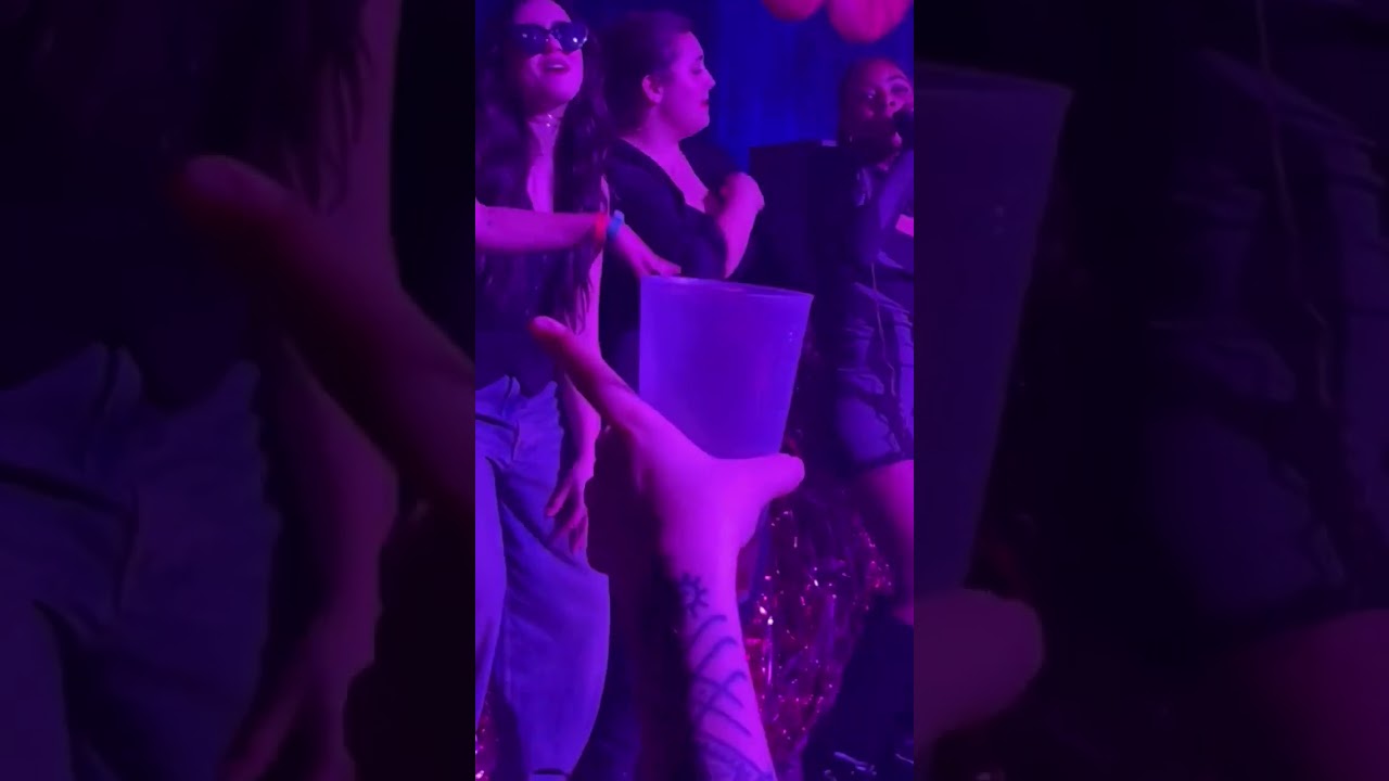 Chiara, Violeta y bea bailando en la fiesta