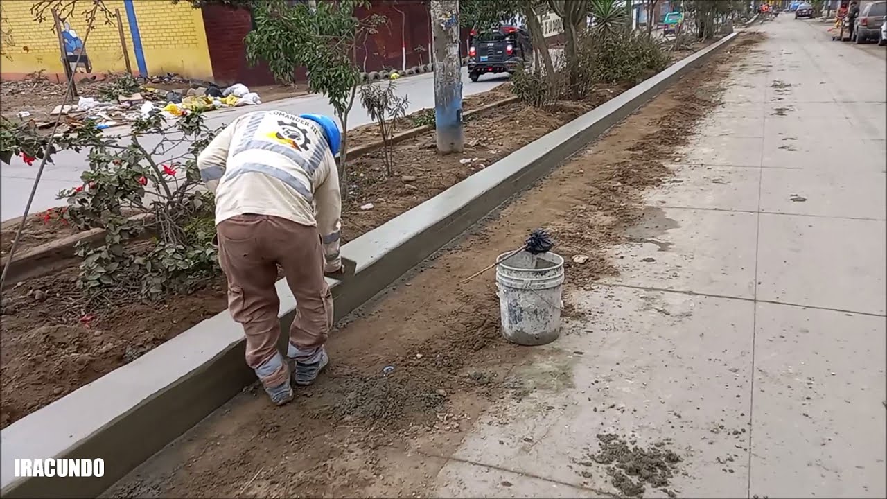 Construcción de sardineles en la av. Bolívar en Villa el Salvador -Lima- Perú-