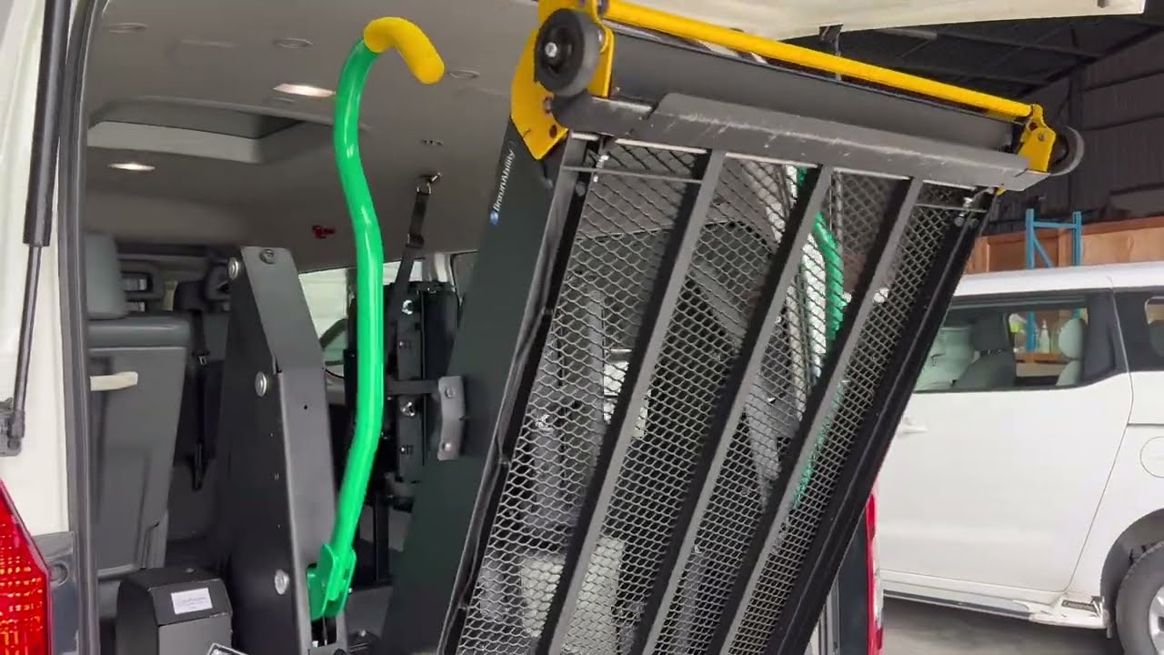 Wheelchair accessible Toyota Commuter van - How to use the electric lift