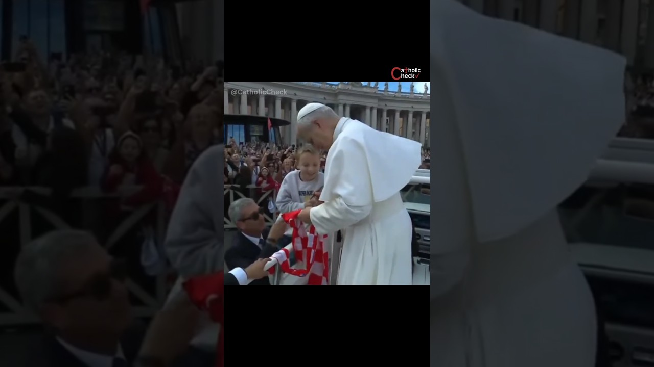 A very moving moment from today's papal audience. 😍🥰 