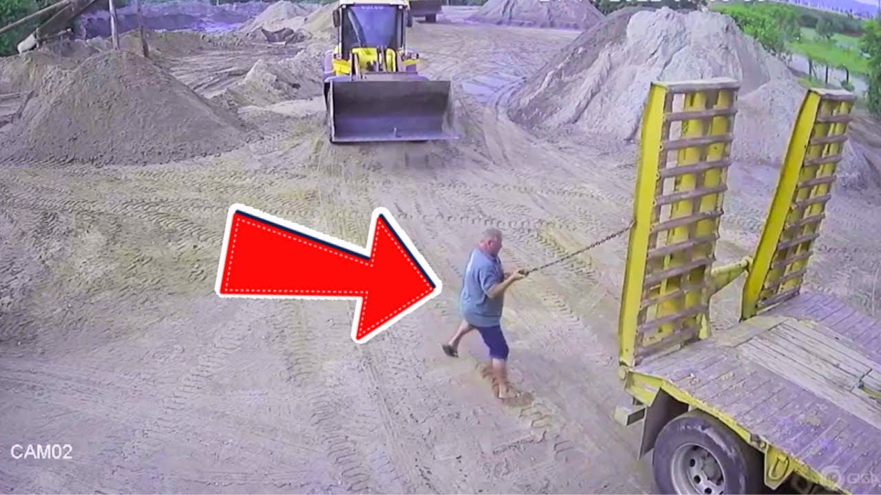 😱ACCIDENT IN SAND QUARRY